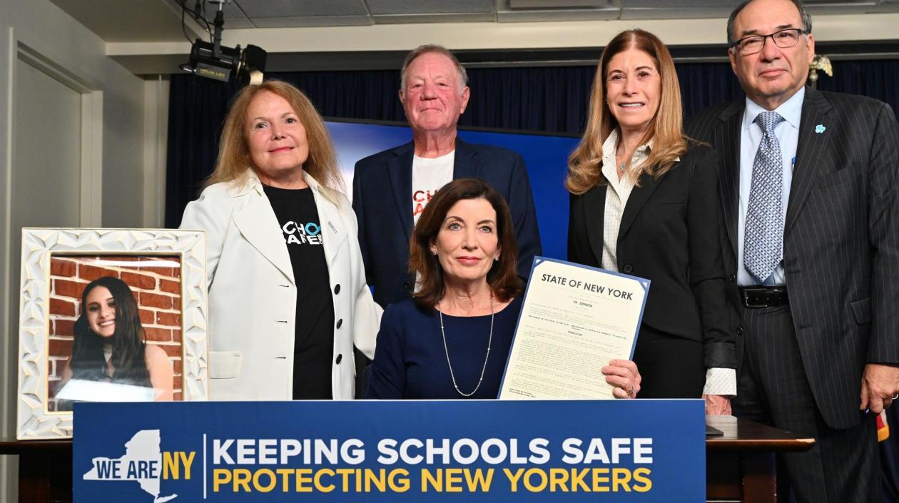 La gobernadora de NY, Kathy Hochul, firmó la Ley de Alyssa, que permitirá la instalación de alarmas silenciosas para emergencias como tiroteos.