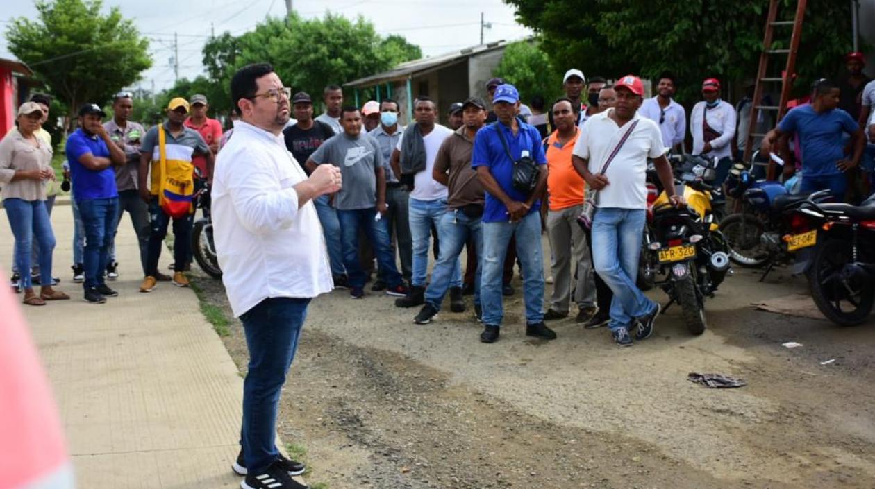 Motociclistas en las inscripciones al programa ‘Atlántico Gana Mil’. 