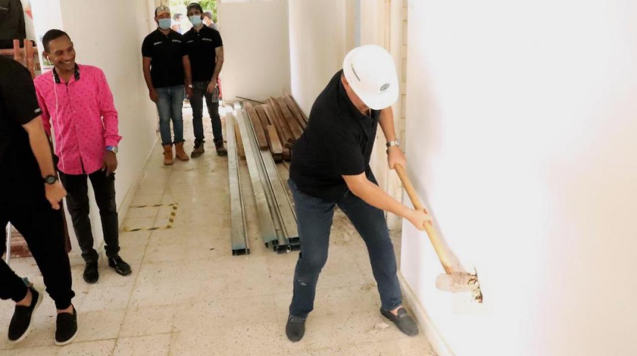 El Alcalde Roberto Celedón dando el primer ‘monazo’ en la demolición.