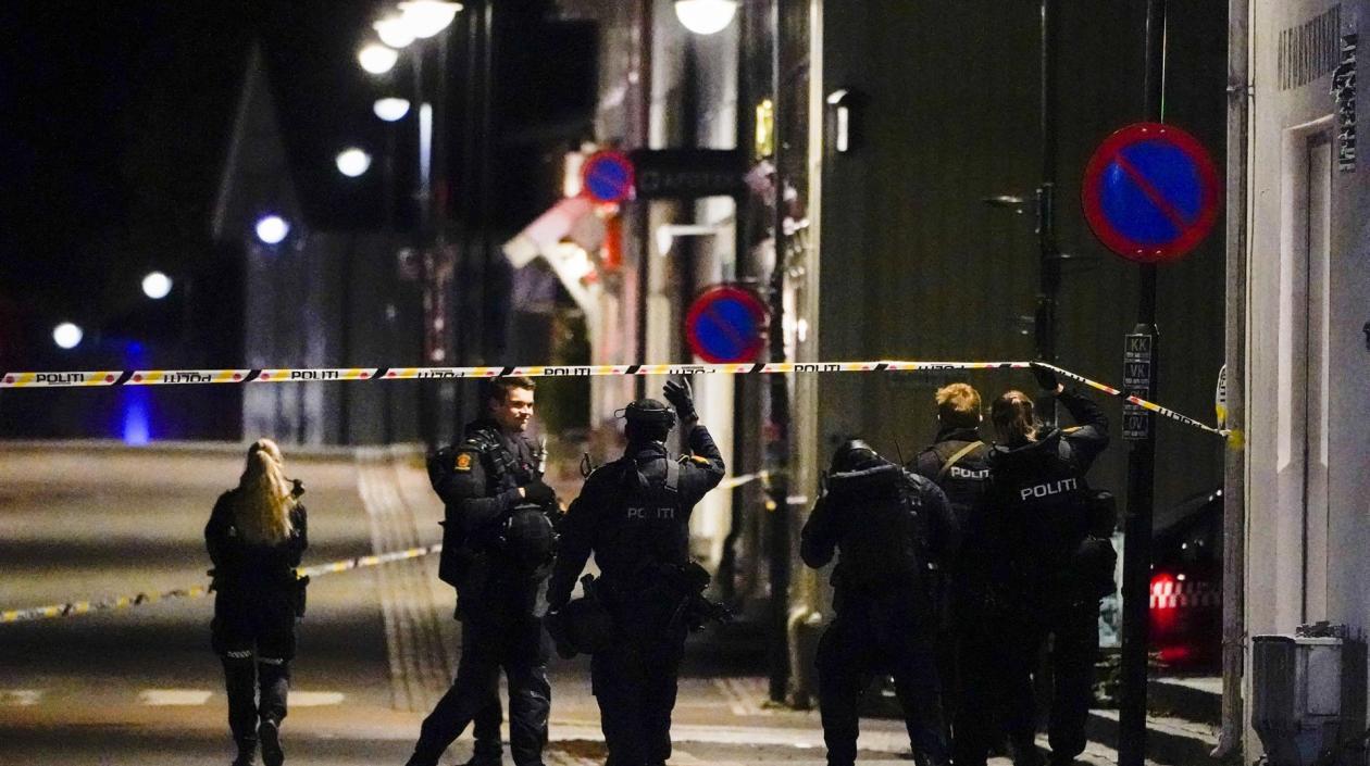 Policías de Kongsberg después del ataque mortal en octubre de 2021.