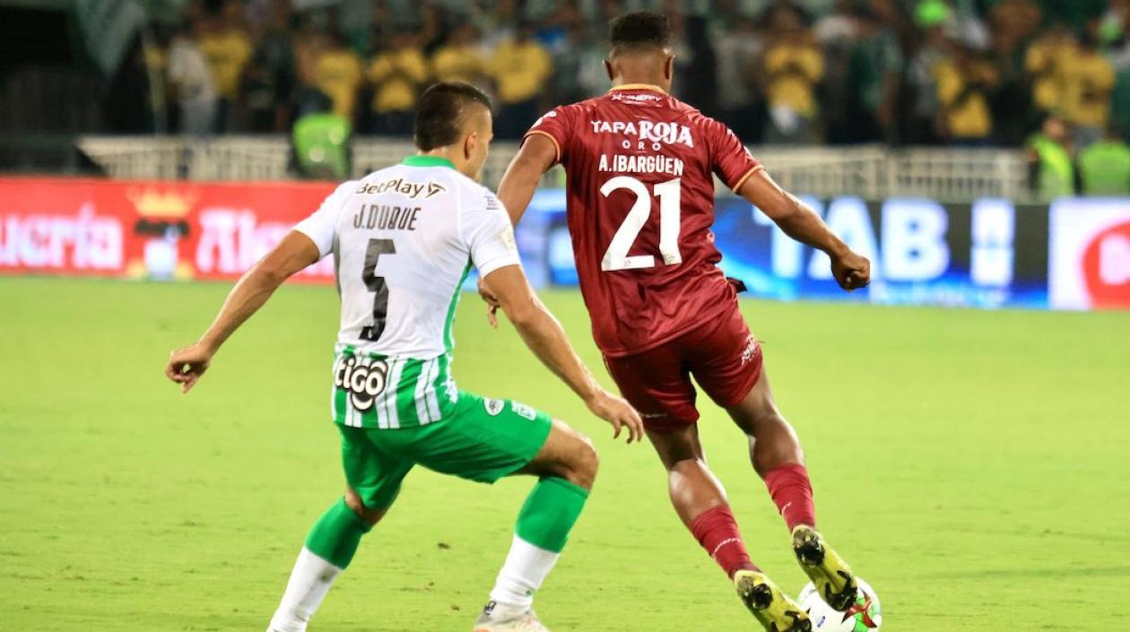Jhon Duque disputando el balón con Andrés Ibargüen.