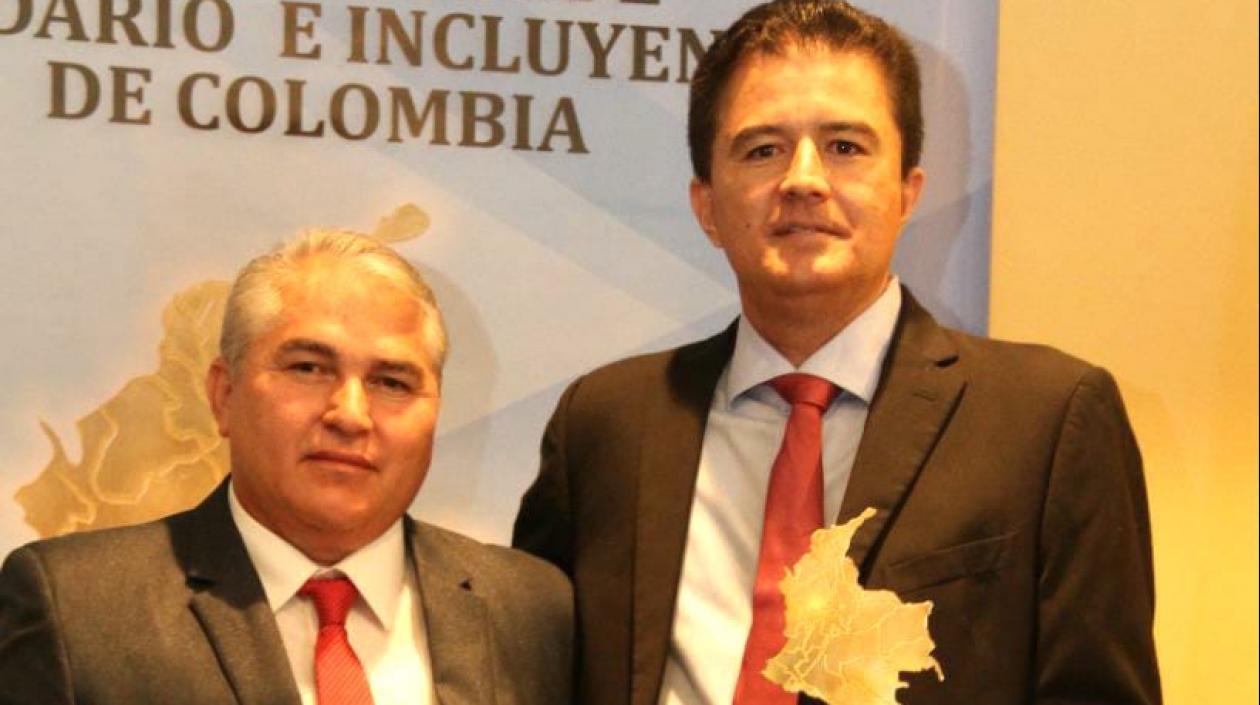 El Alcalde Rodolfo Ucrós recibiendo el reconocimiento.