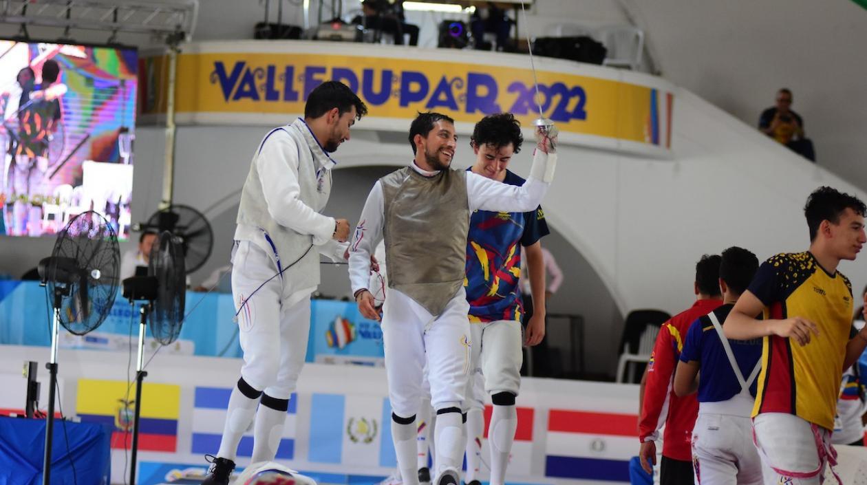 Esgrimistas de Colombia celebran el oro.