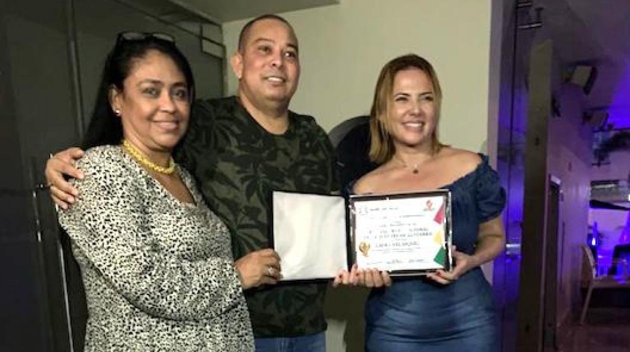 Entrega de la distinción por parte del presidente del Concejo, Juan Carlos Ospino.