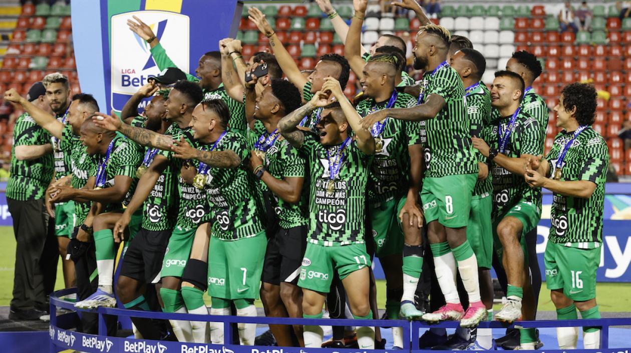 Jugadores de Atlético Nacional celebrando el campeonato