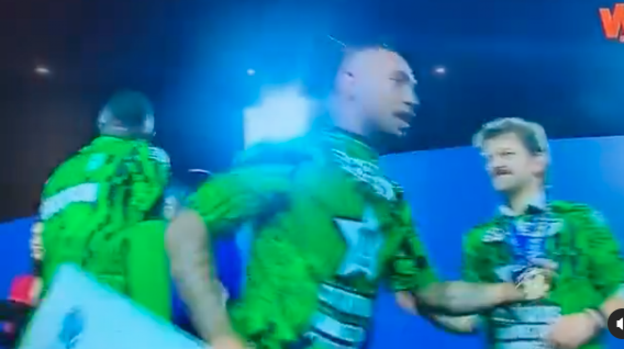 Jarlan Barrera y la medalla de campeón.