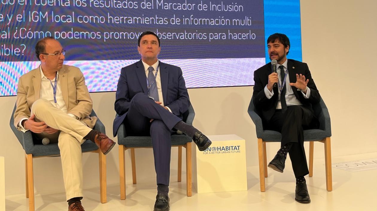 El Alcalde de Barranquilla, Jaime Pumarejo (derecha).