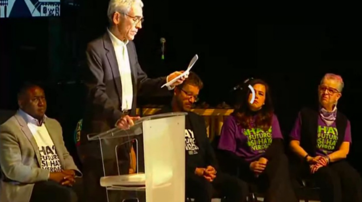 El padre Vicente de Roux lee las recomendaciones del informe final de la Comisión de la Verdad.