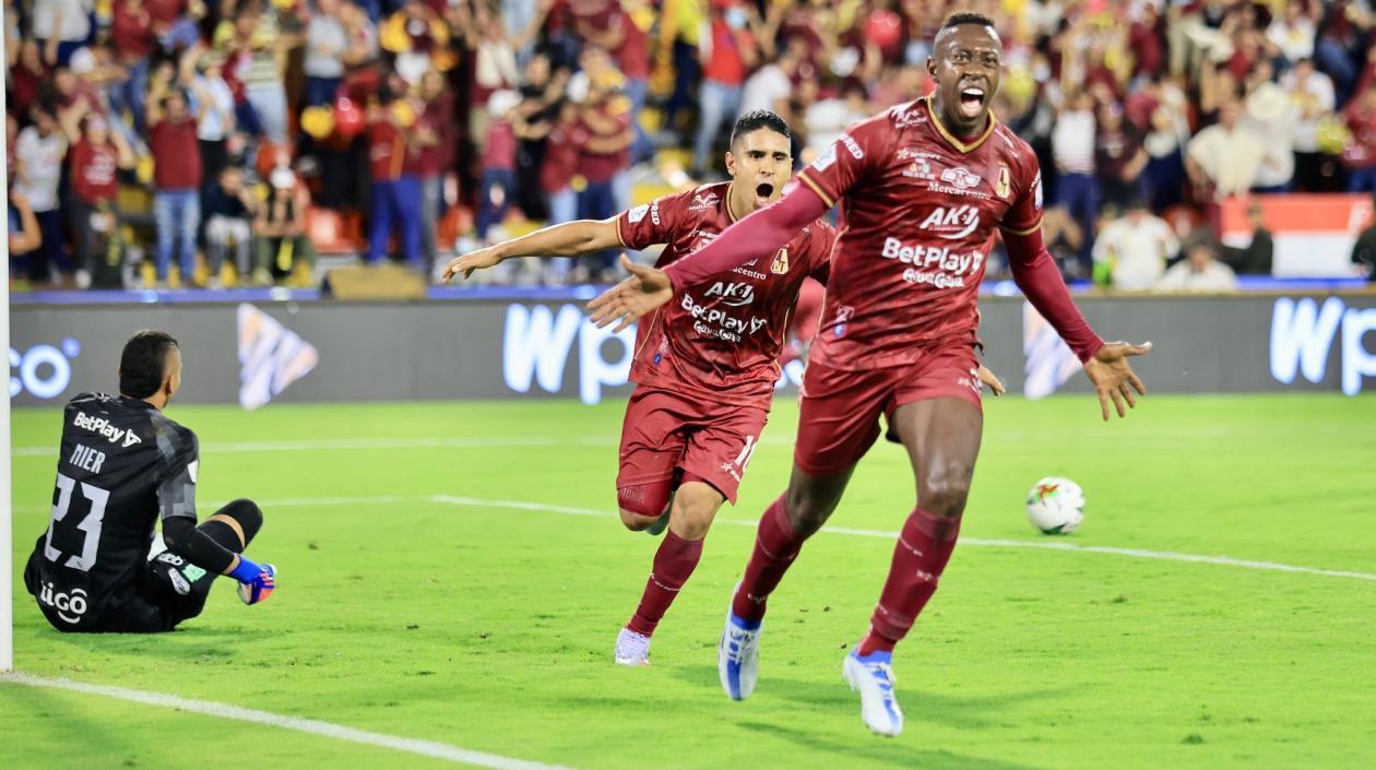 Juan Fernando Caicedo celebra un gol. 