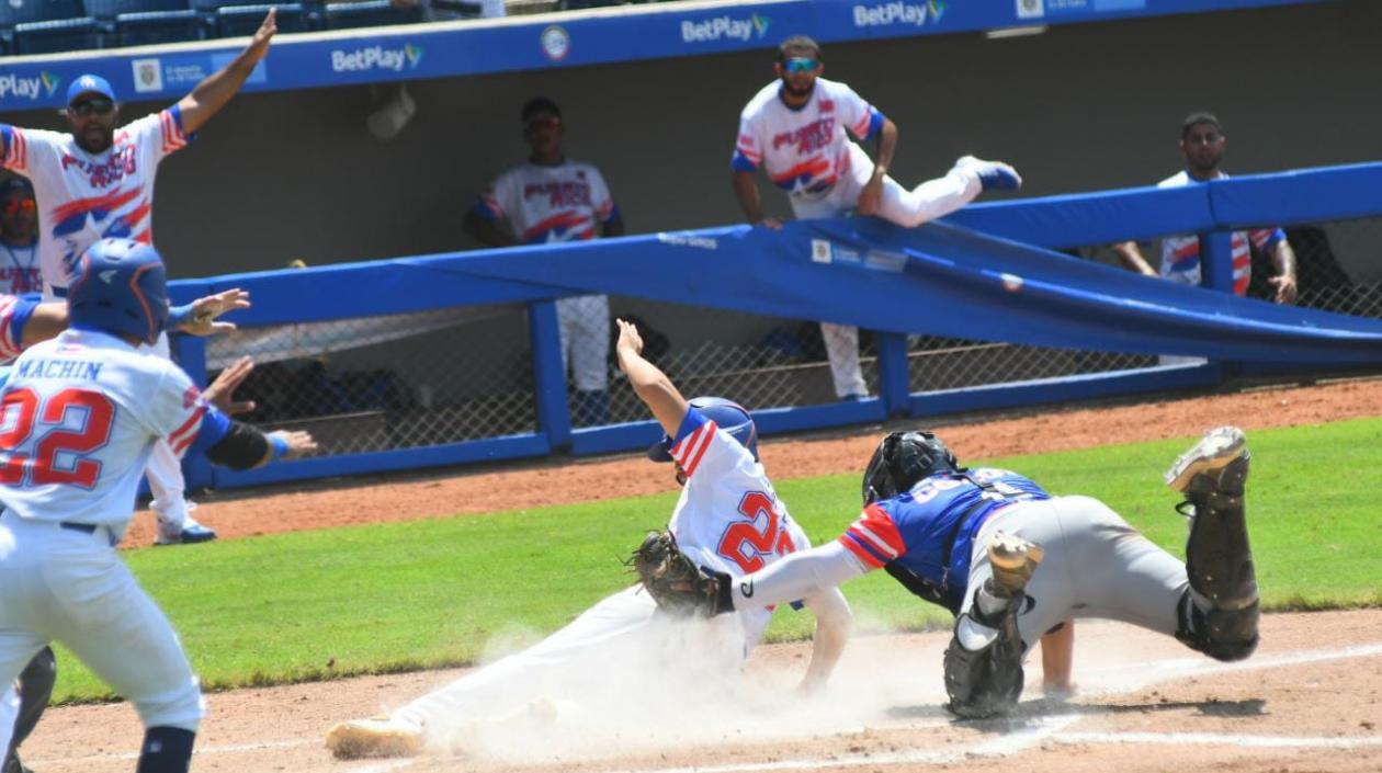 Acción en el home durante el partido de Magos y Lobos. 