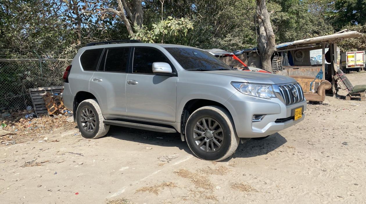 Camioneta Toyota Prado de placas FQT 468, color gris, modelo 2019