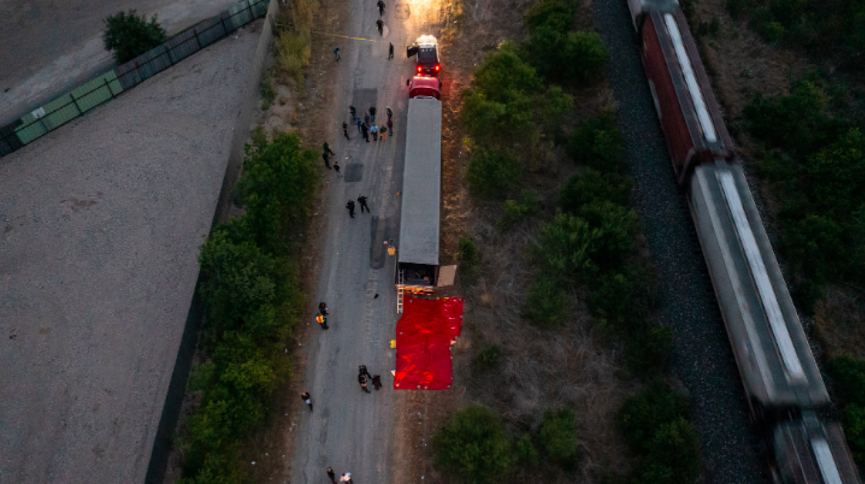 El vehículo hallado abandonado con 46 cadáveres de migrantes en su interior.