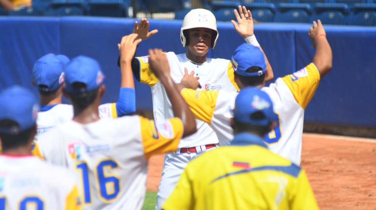 Jugadores de Colombia celebran una anotación. 