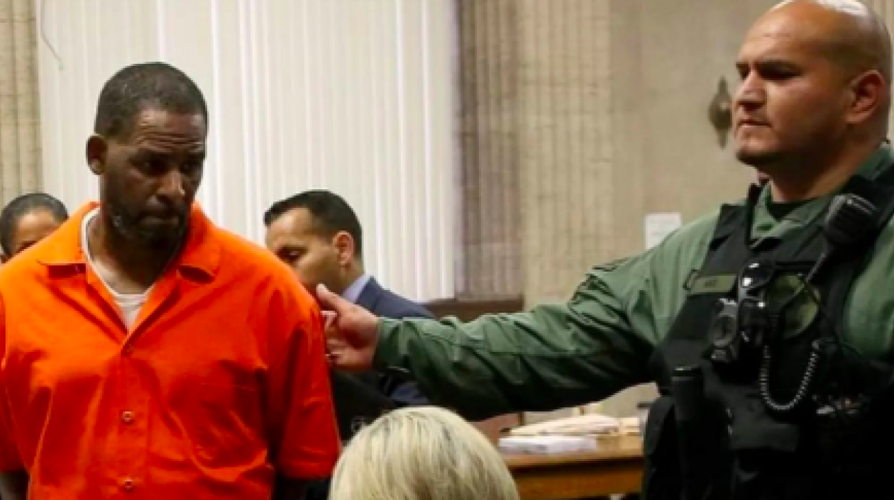 El artista R. Kelly minutos después de escuchar la sentencia.