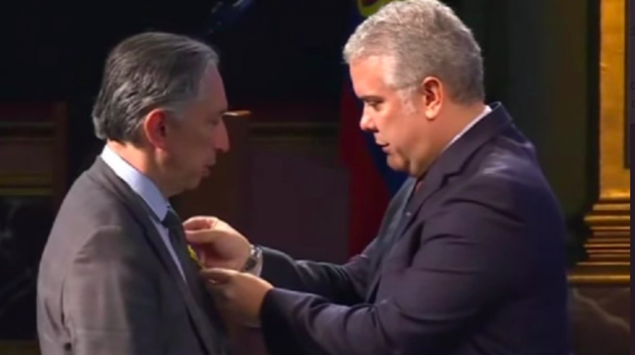 El fiscal Gabriel Jaimes recibe la medalla al mérito de manos del presidente Duque.