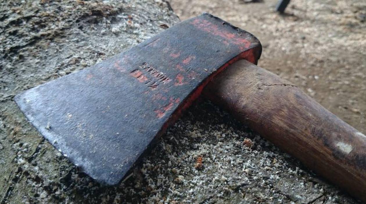 La mujer le habría propinado varios hachazos al hombre. 