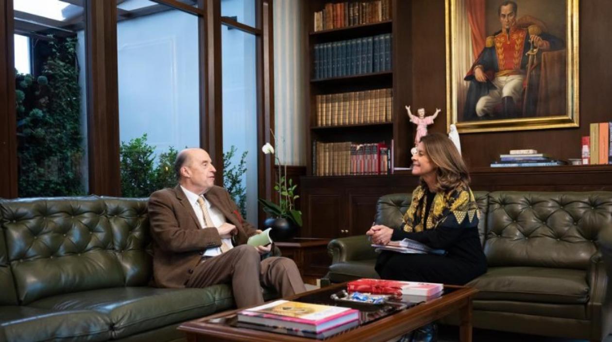 Álvaro Leyva y Marta Lucía Ramirez en el Palacio de San Carlos.