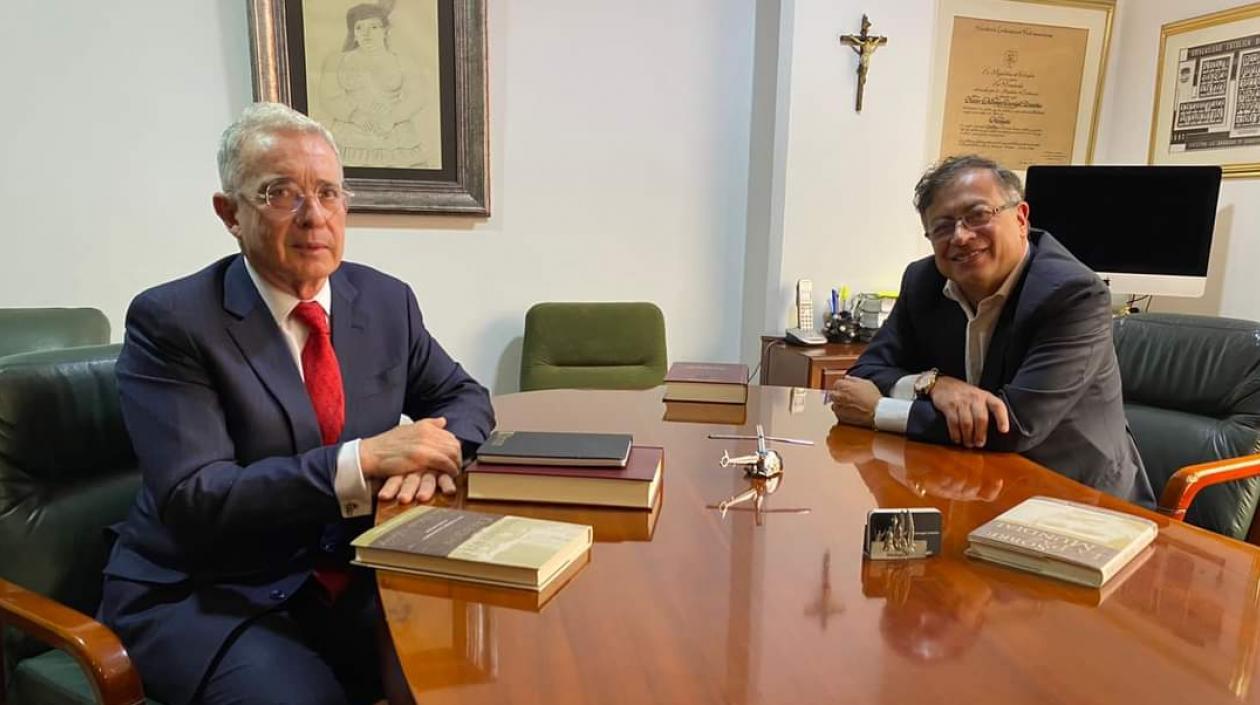 El expresidente Álvaro Uribe y el mandatario electo Gustavo Petro. Una foto para la historia.