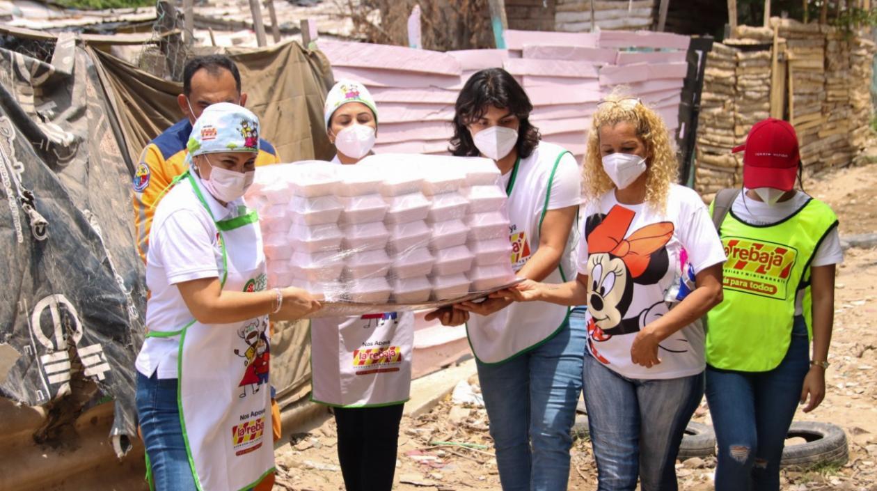 Entrega de almuerzos en el barrio Villa Caracas. 