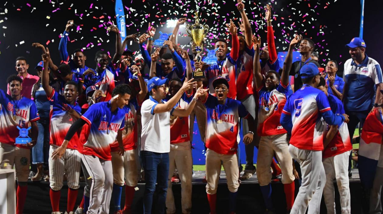 República Dominicana levanta el trofeo de campeón. 