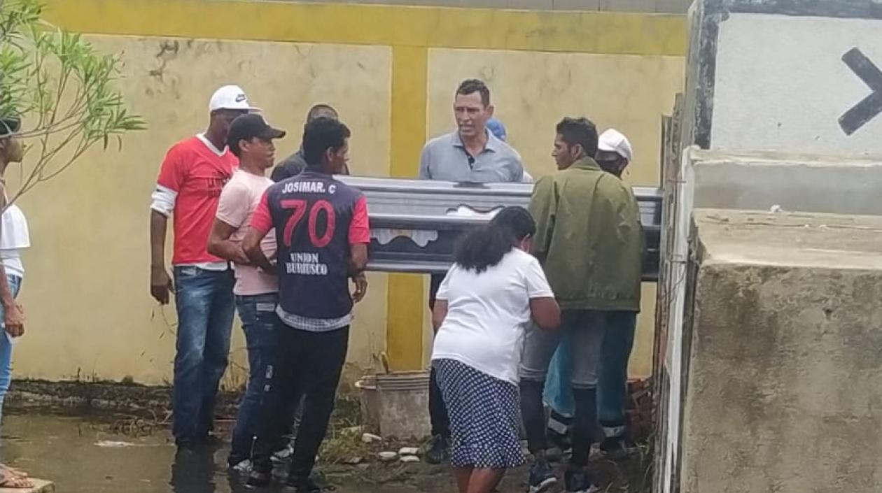 Familiares camino a sepultar a su ser querido. 