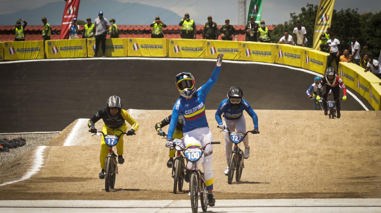 Mariana Pajón se cuelga la medalla de oro. 