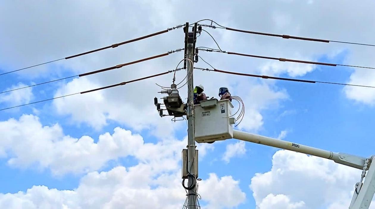 Personal de Air-e trabajando en mejoras del servicio de energía.