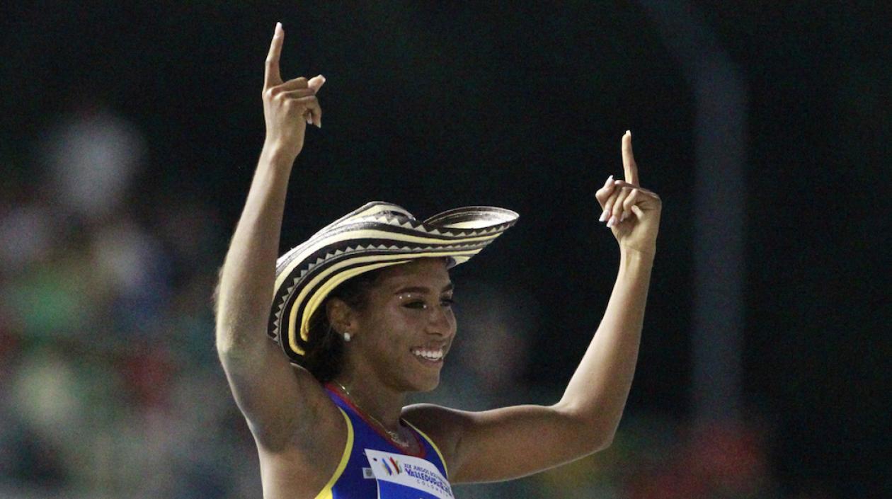 Natalia Linares González de Colombia celebra hoy, al ganar la medalla de oro en la prueba salto largo femenino de atletismo.