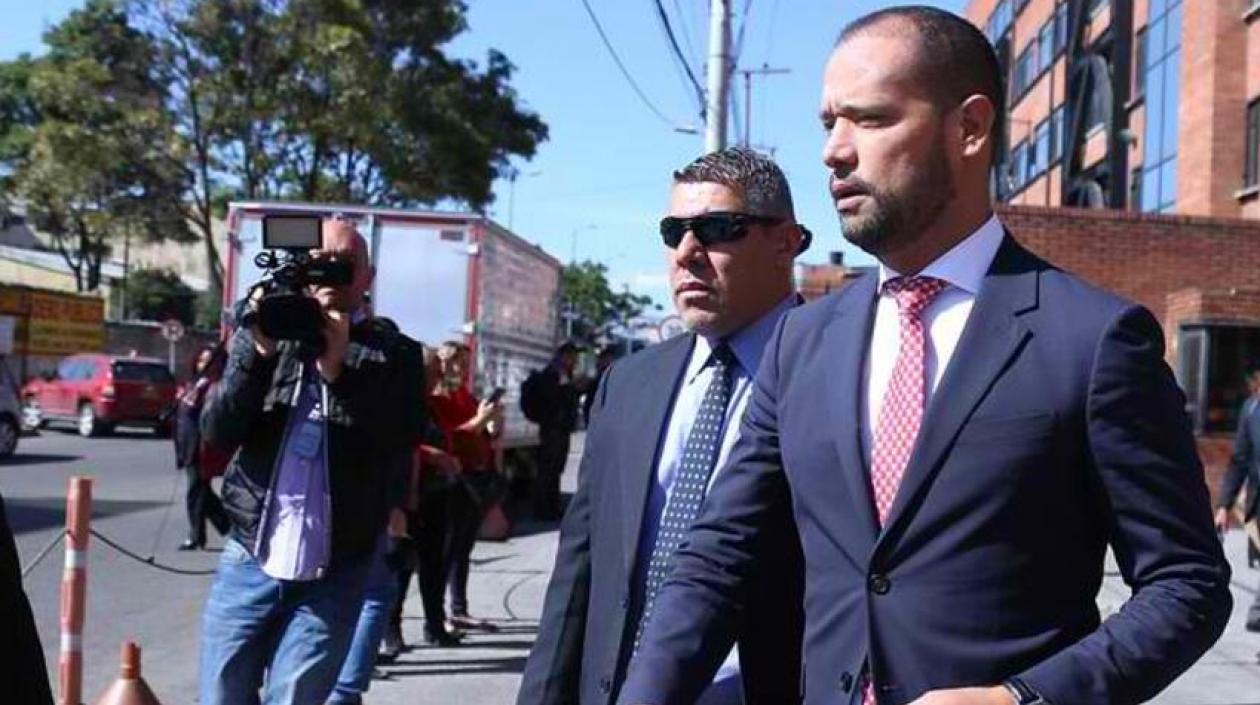 Diego Cadena, derecha, a punto de quedar en libertad.