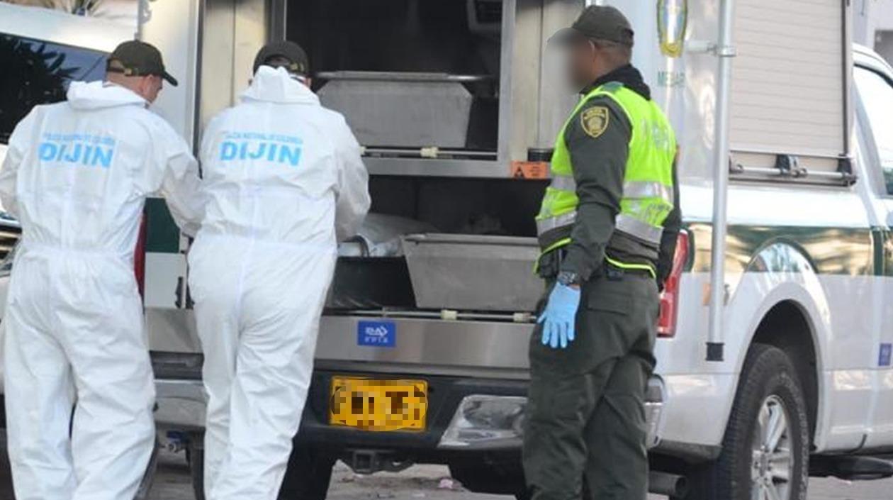 Las autoridades en plena diligencia durante uno de los homicidios.