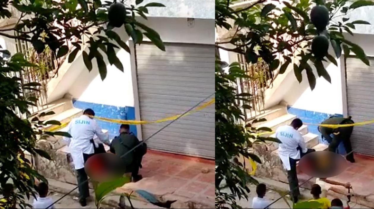 Momento en que la Sijin inspecciona el cráneo hallado en el barrio La Bonga. 