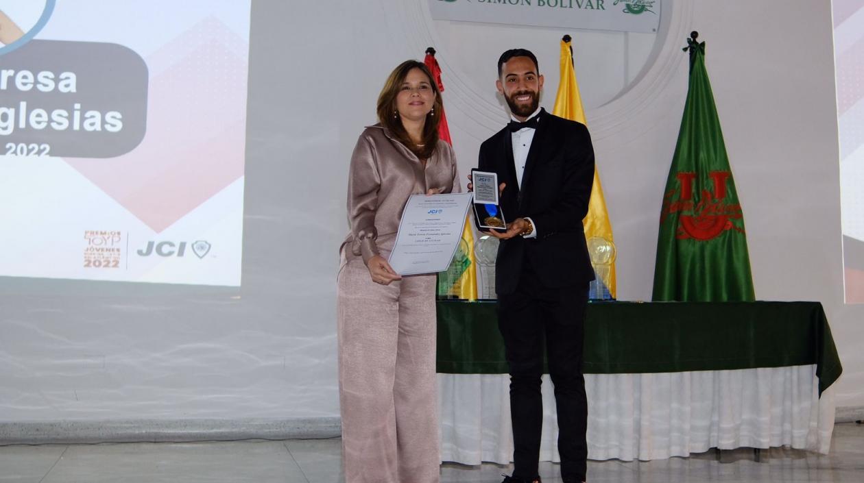 María Teresa Fernández recibió la distinción de manos de director del programa TOYP Atlántico 2022, Nayib Narváez. 