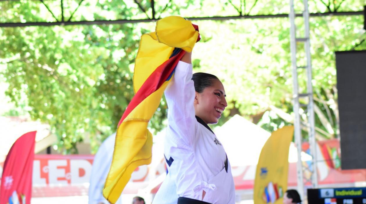 Laura Olarte celebra la medalla de oro en el Taekwondo, en Poomsae Individual.