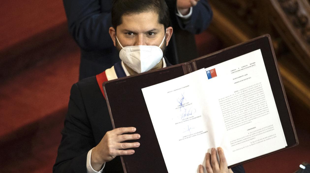 El Presidente Gabriel Boric mostrando el Decreto convocando el plebiscito el 4 de septiembre.