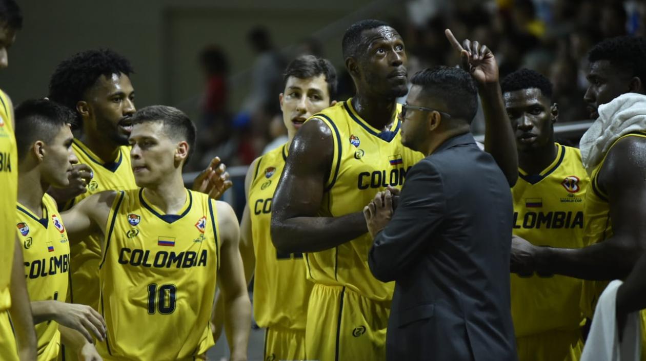 Juan Diego Tello, Hansel Atencia y Bryan Angola celebran con sus compañeros. 