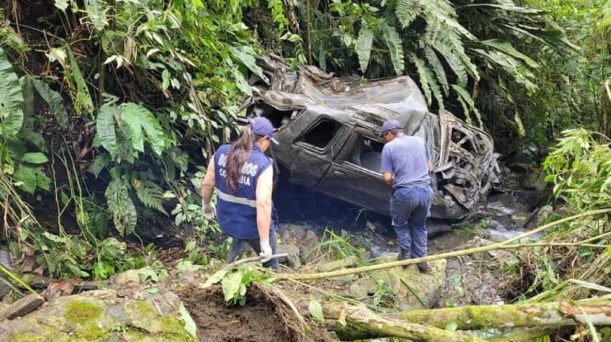 Tragedia vial en Caldas, vehículo cayó a abismo de 128 metros: 2 muertos