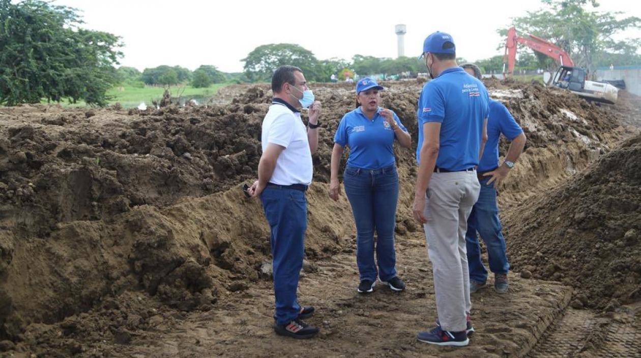 El Secretario del Interior del Atlántico, Yesid Turbay, inspeccionando trabajos en Santa Lucía.