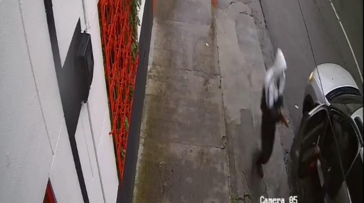 Momentos en que los asesinos ingresan al vehículo del médico chocoano Magnolio Palacios Mosquera.