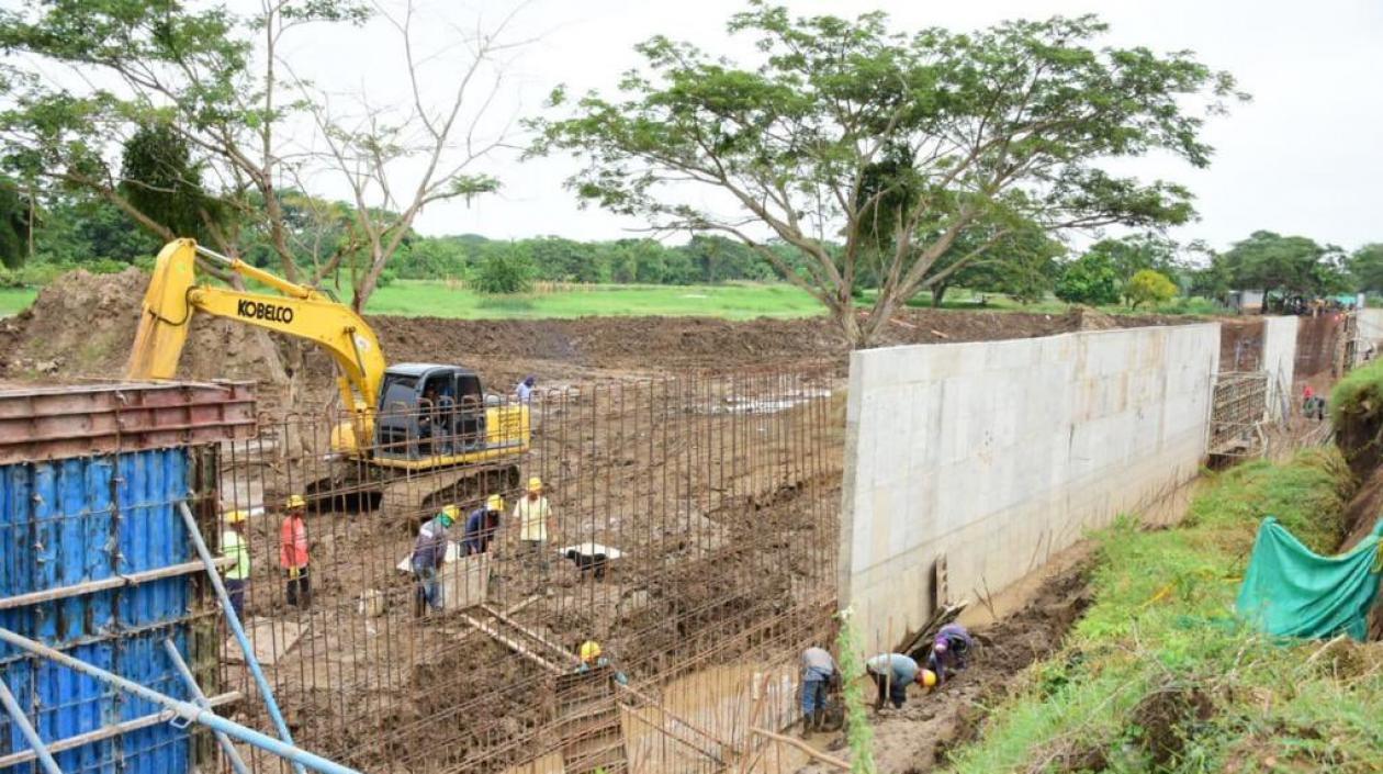 Muro de contención que se levanta en Santa Lucía