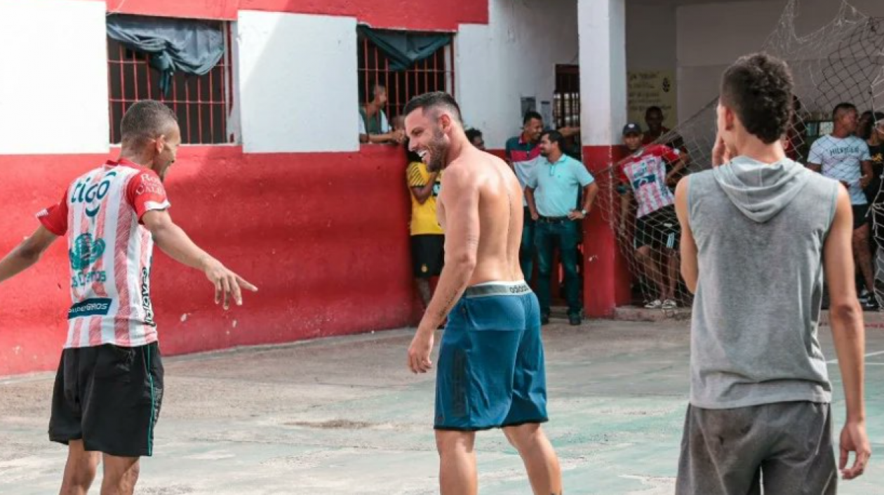 Sebastián Viera jugando con los reclusos de la Modelo.