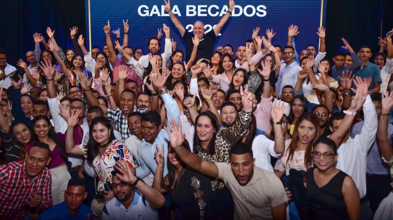 Christian Daes con un grupo de graduados.