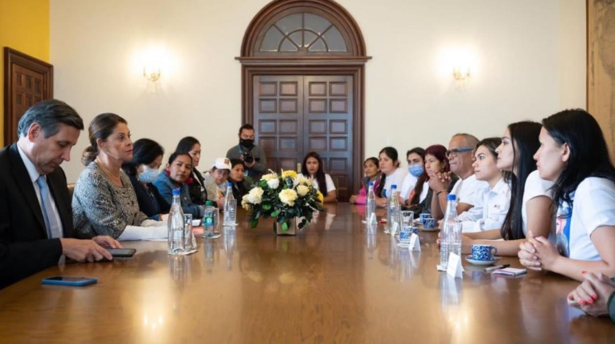 La canciller Marta Lucia Ramirez con famiiares de los detenidos en Haití