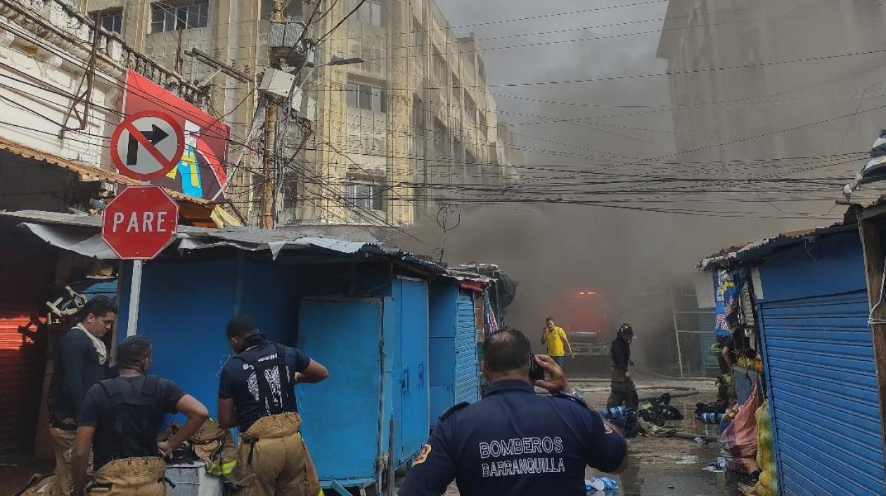 Emergencia por incendio en el Centro de Barranquilla.