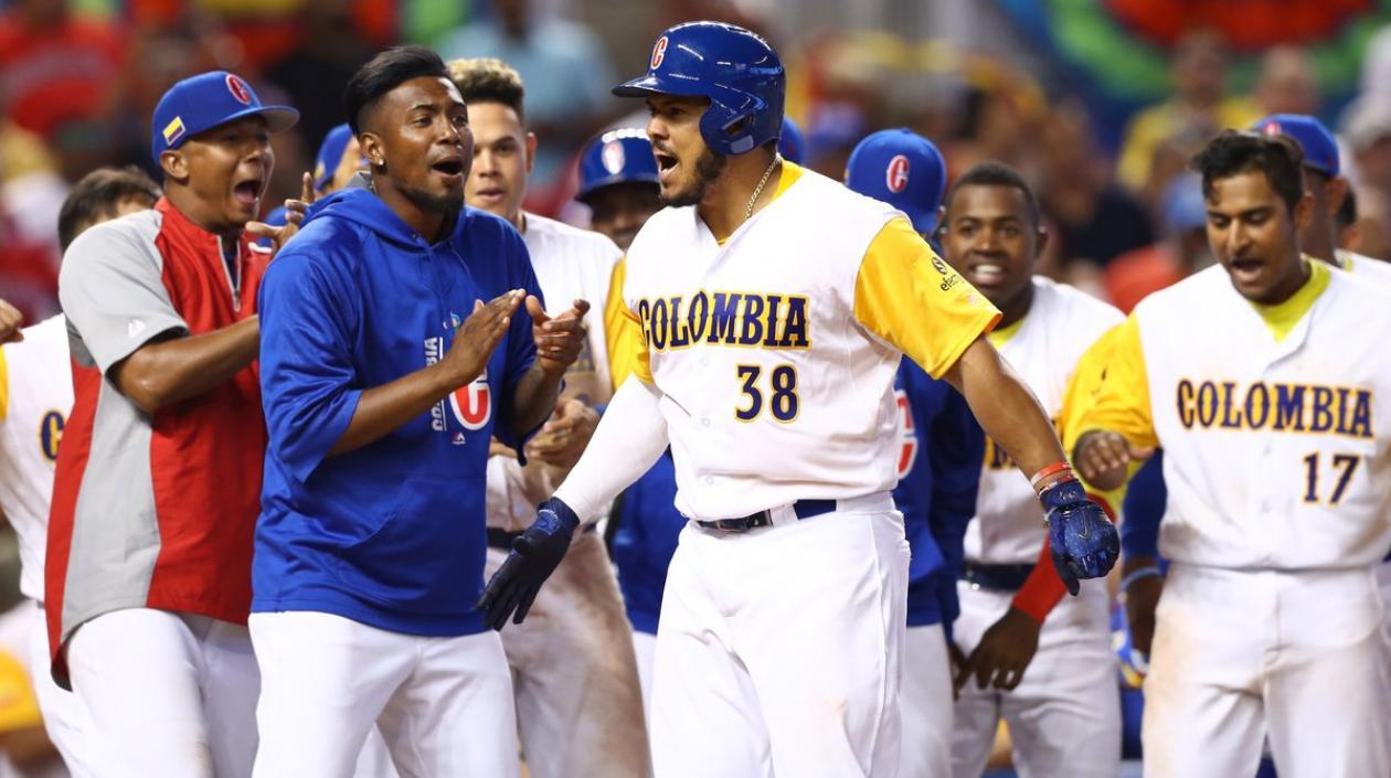 Jorge Alfaro celebra un cuadrangular con Colombia. 
