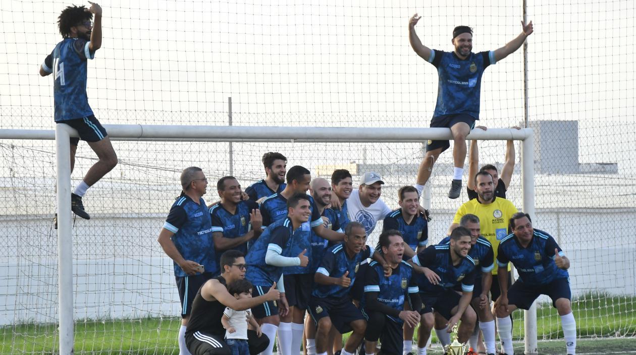 Jugadores de Prensa Niupi celebran el título.