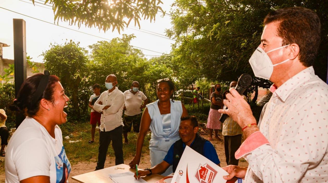 El alcalde Rodolfo Ucrós entregando los títulos de propiedad. 