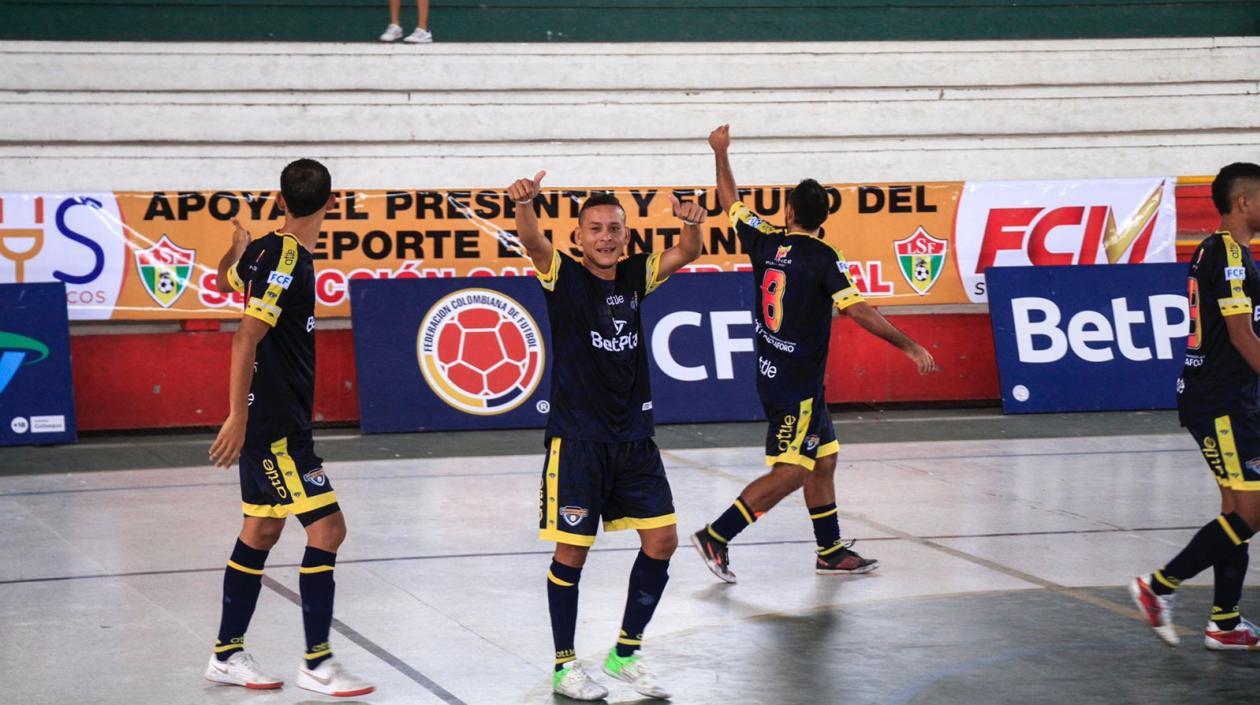 Jugador de Barranquilleros celebra un gol. 