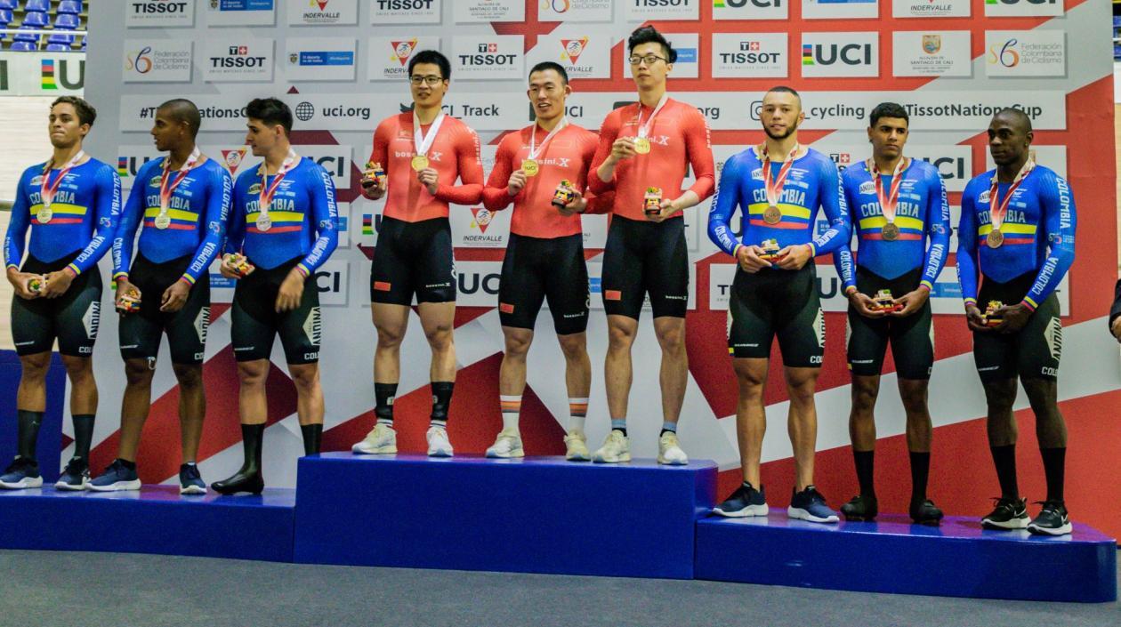 Cristian Ortega en el podio de la medalla de plata. 