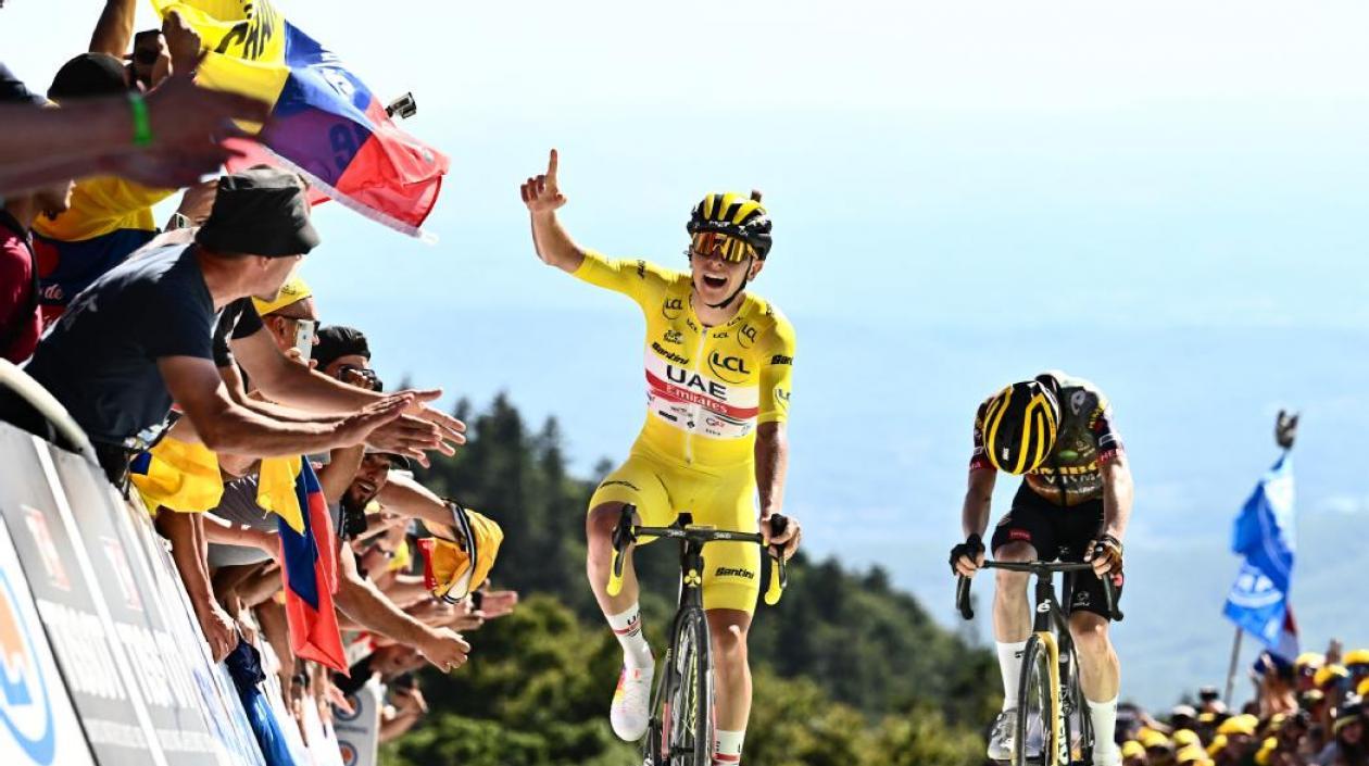 Tadej Pogacar celebra tras ganar en la línea de meta. 