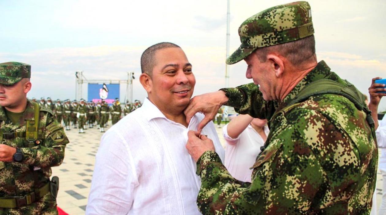 El presidente del Concejo, Juan Carlos Ospino, recibiendo la condecoración.